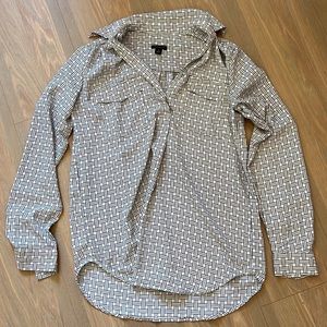 Ann Taylor - off-white and navy collared shirt. Size XS.